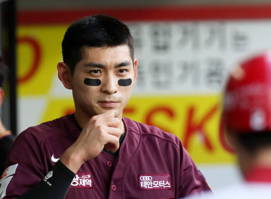 19일 광주기아챔피언스필드에서 열린 프로야구 키움 히어로즈와 KIA 타이거즈의 경기에서 키움 이정후가 1회초에 러셀의 적시타  선취득점을 올리고 더그아웃에서 이동하고 있다.   연합뉴스